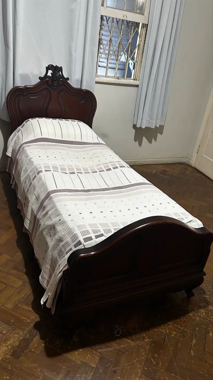 Cama de madeira maciça 
