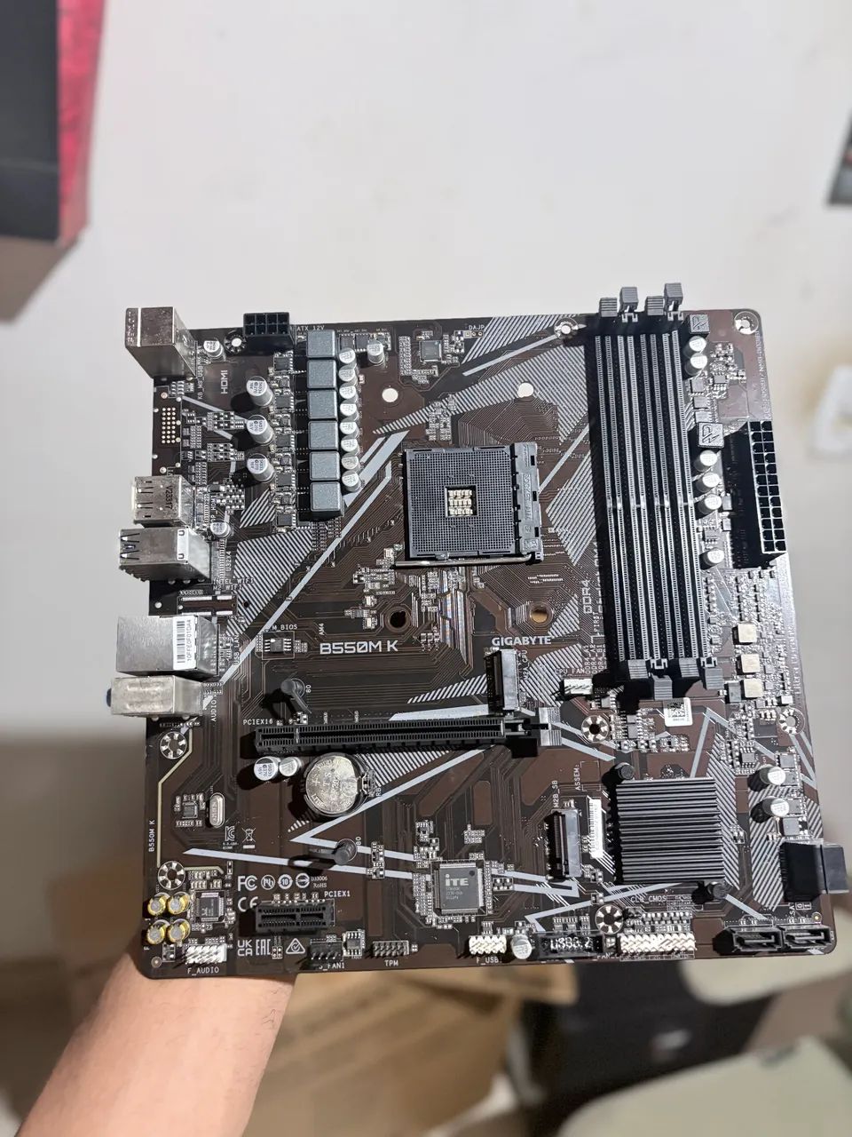 Placa-Mãe Gigabyte B550M K AM4 DDR4 AMD Ryzen Micro ATX - Foto 2