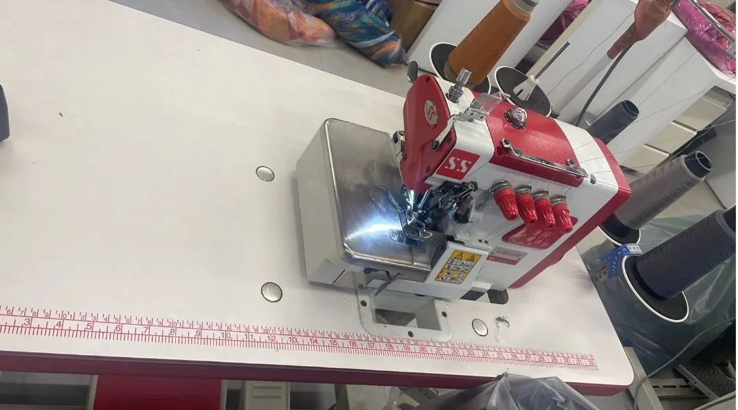MAQUINA P/ COSTURA INTERLOQUE 220V