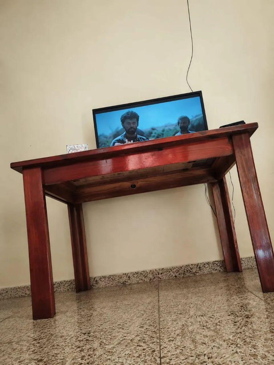 Mesa de madeira maciça com tampo de vidro  - Foto 3