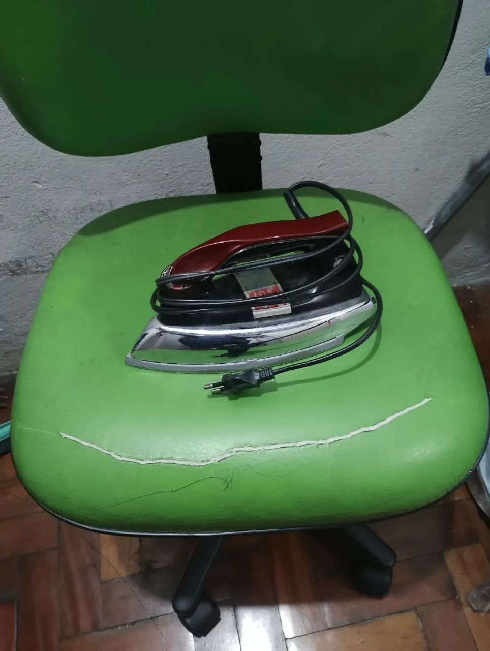 Dóis ferro de passar roupa bom estado e funcionando   Blek Decker 