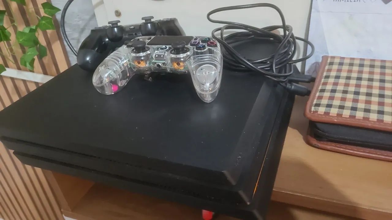 Ps4 pro 1 tera com 17 jogos todos mídia física com 2 controles  - Foto 2