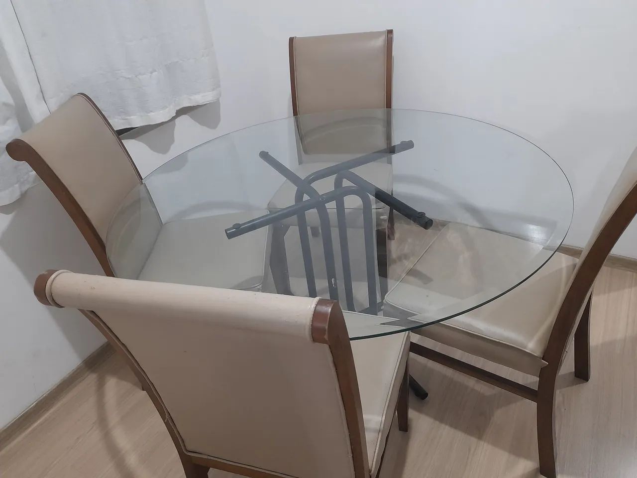 Mesa de vidro com 4 cadeiras e um sofá  - Foto 4