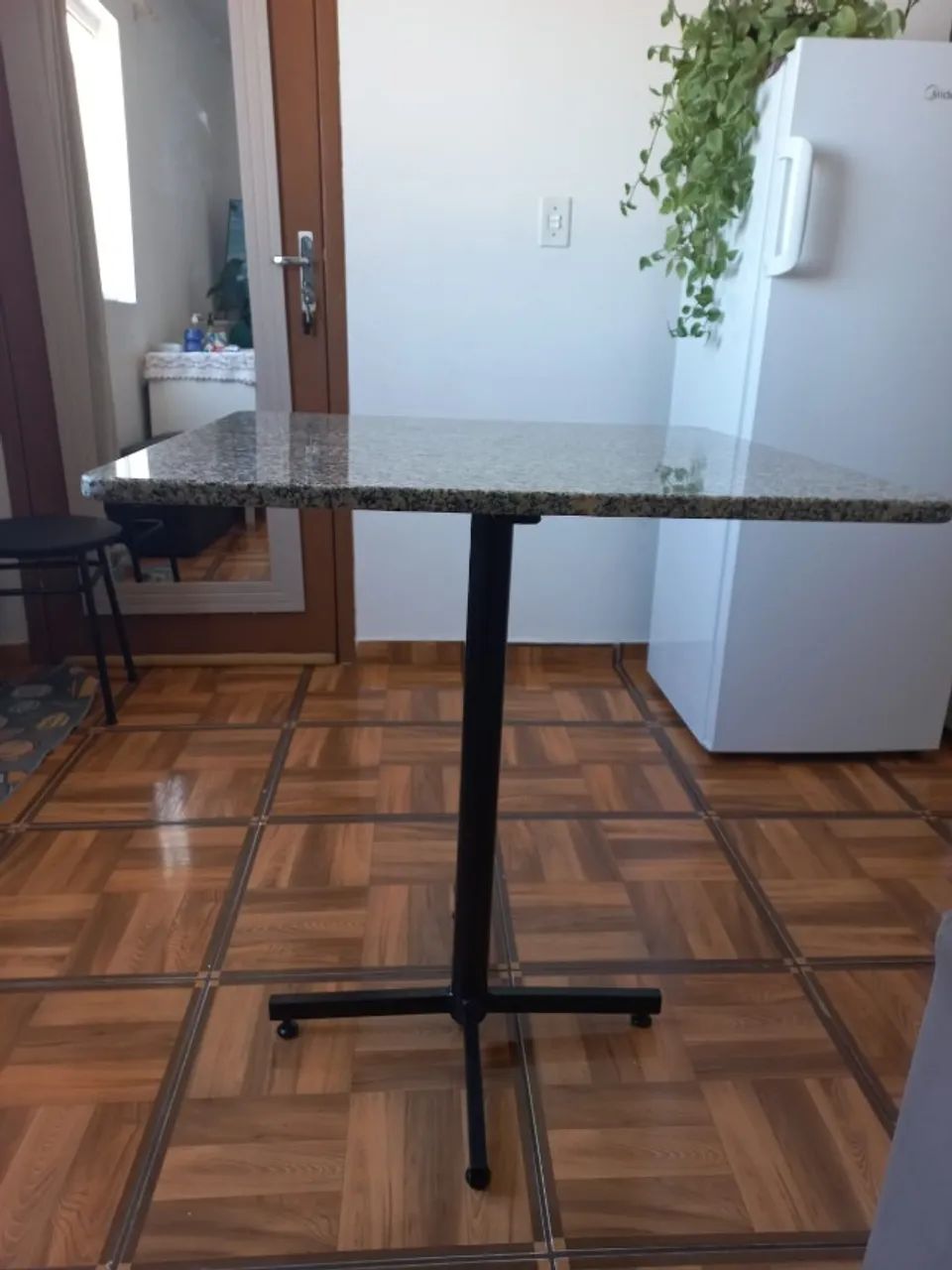 ? MESA COM TAMPO DE MÁRMORE/GRANITO - R$ 100 ?