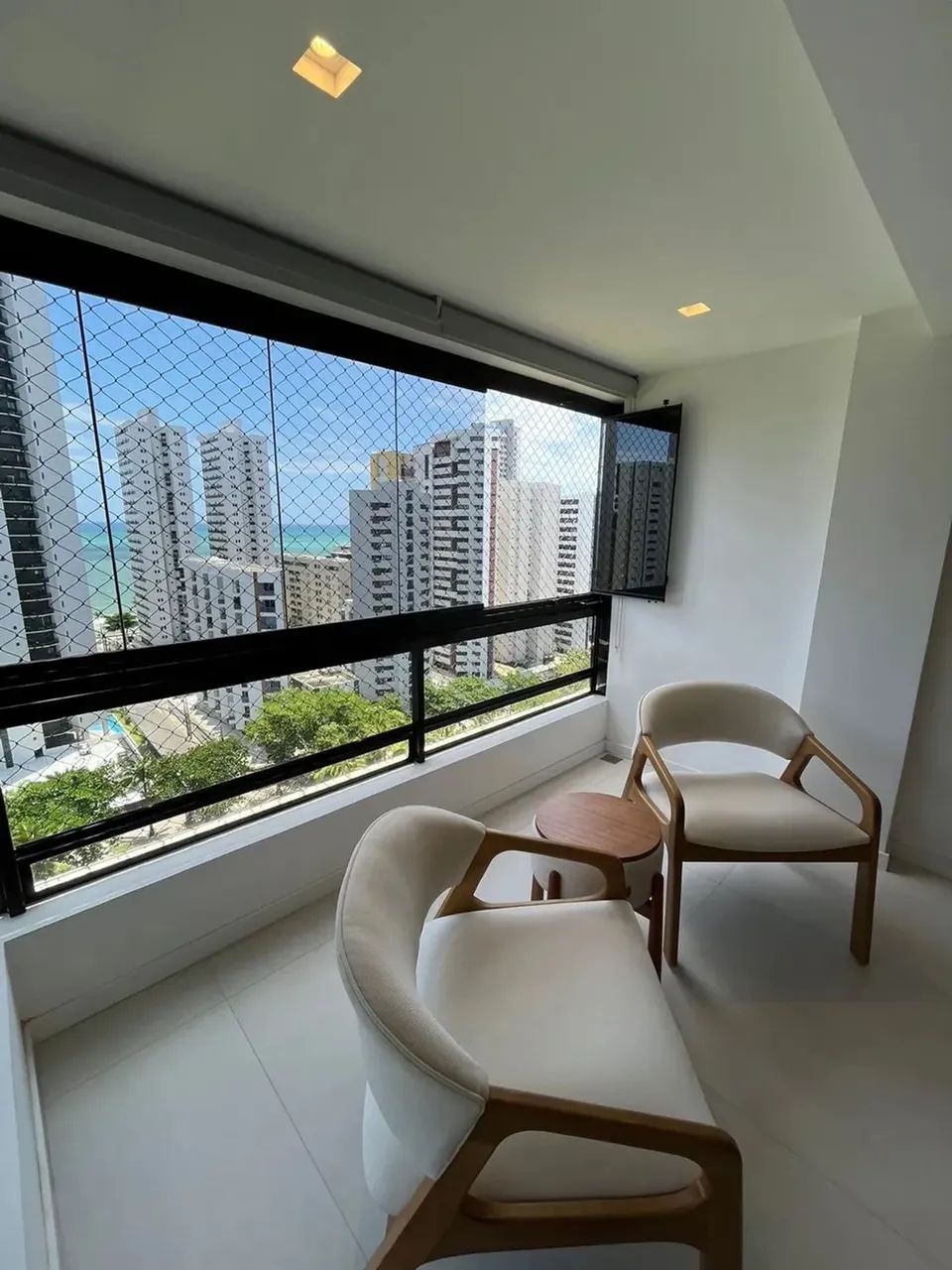 COM LINDA VISTA E FINAMENTE AMBIENTADO EM BOA VIAGEM