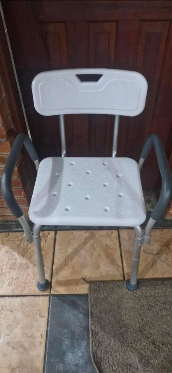 Cadeira higiênica de banho - Resistente, pouco usada - Foto 2