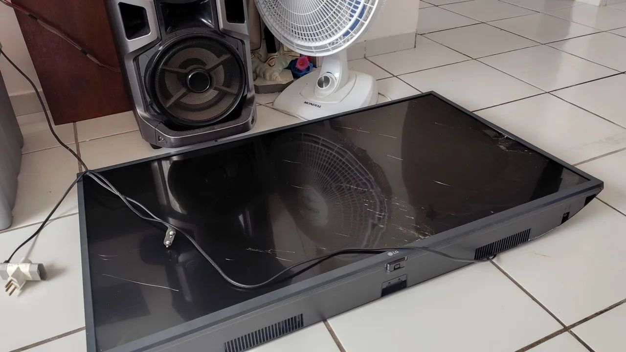 TV LG 50 polegadas com tela trincada - Foto 2