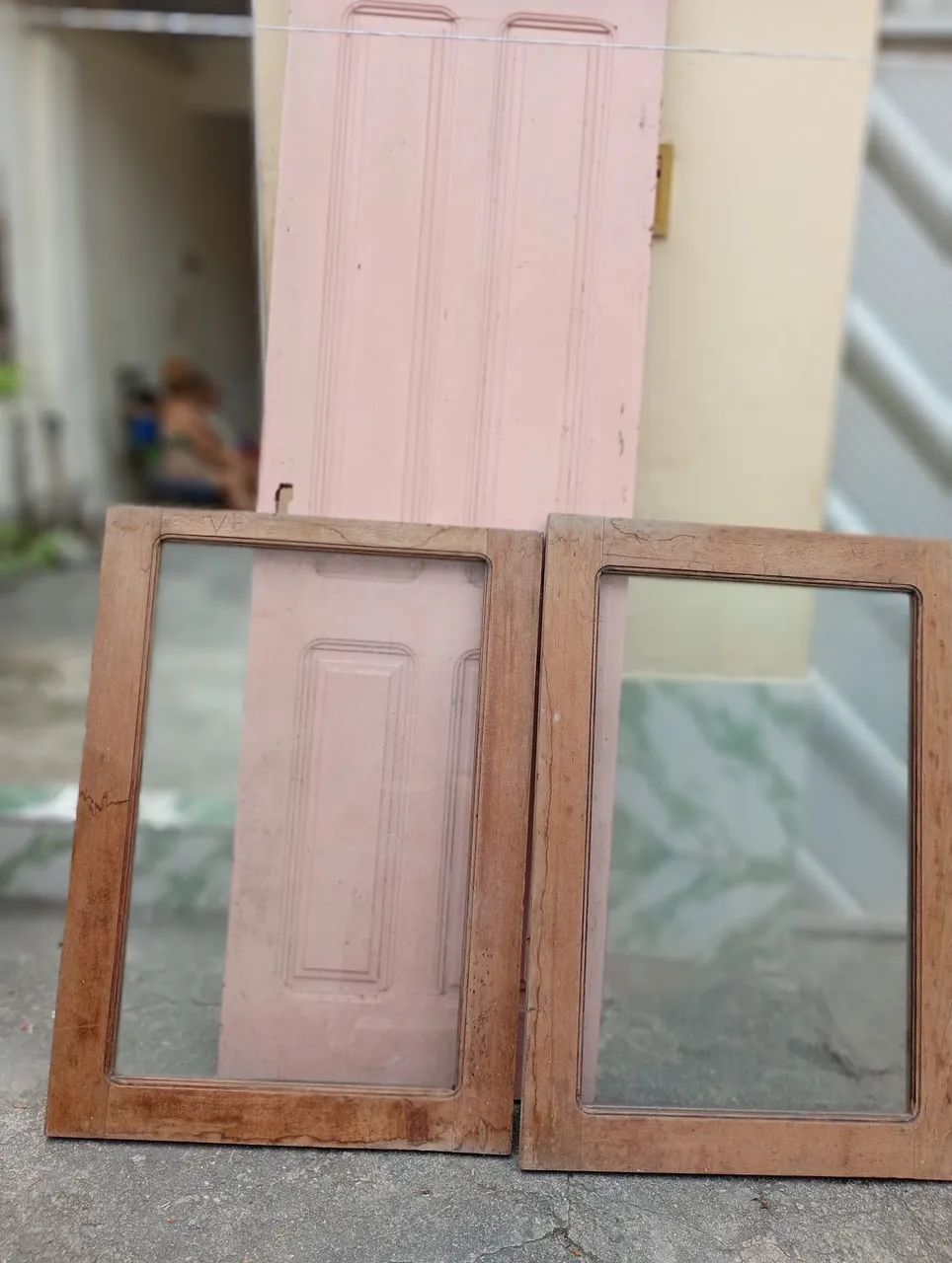 Porta 68 com 208 janela 110 por 77 e a outra 106por 77