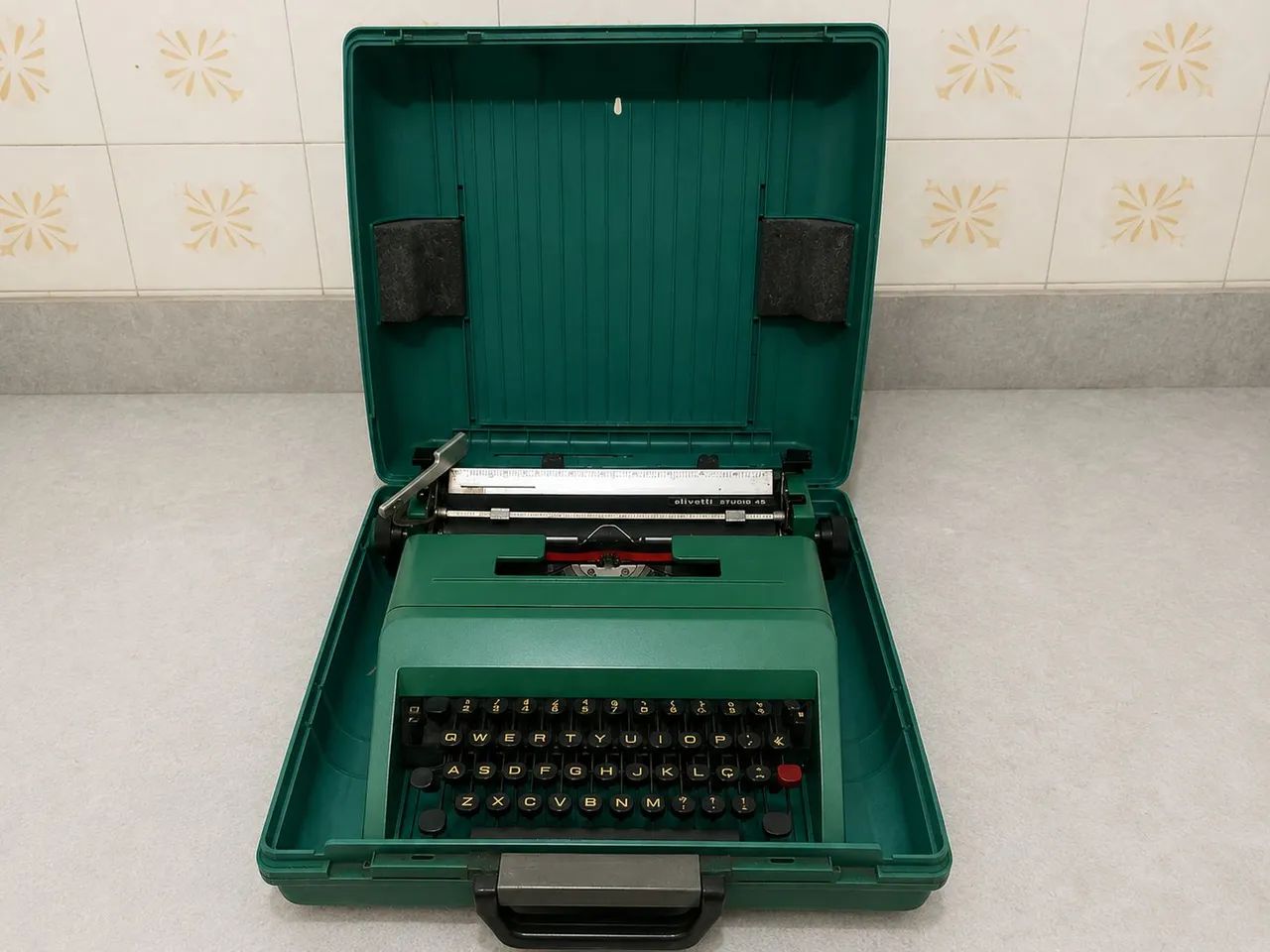 Máquina de Escrever Olivetti Studio 45 com Maleta Original - Vintage