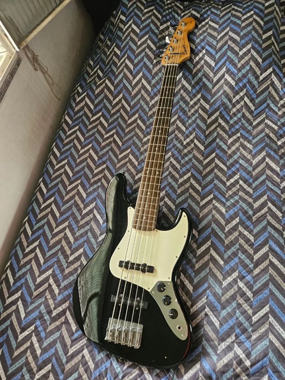 Baixo squier affinity by fender 5c