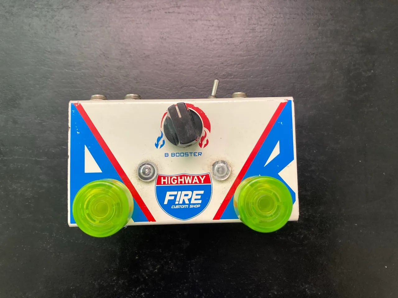 Pedal de baixo e guitarra AB Booster Highway Fire