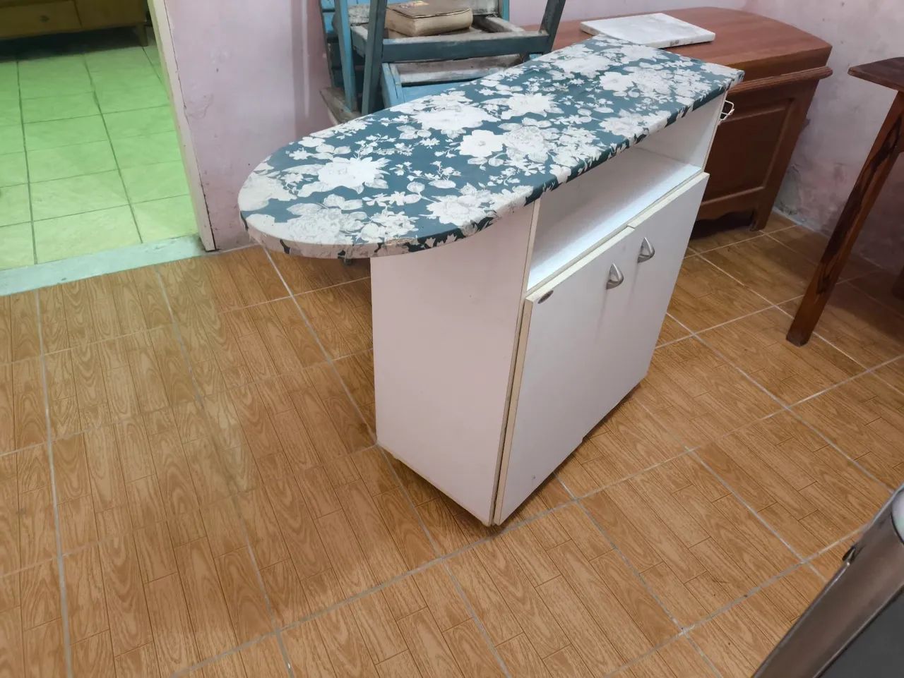 Armário com passador de roupas