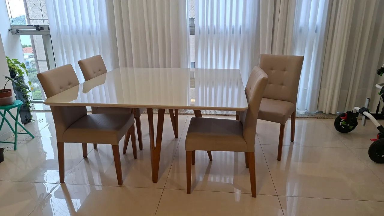 Mesa quadrada offwhite com 4 cadeiras