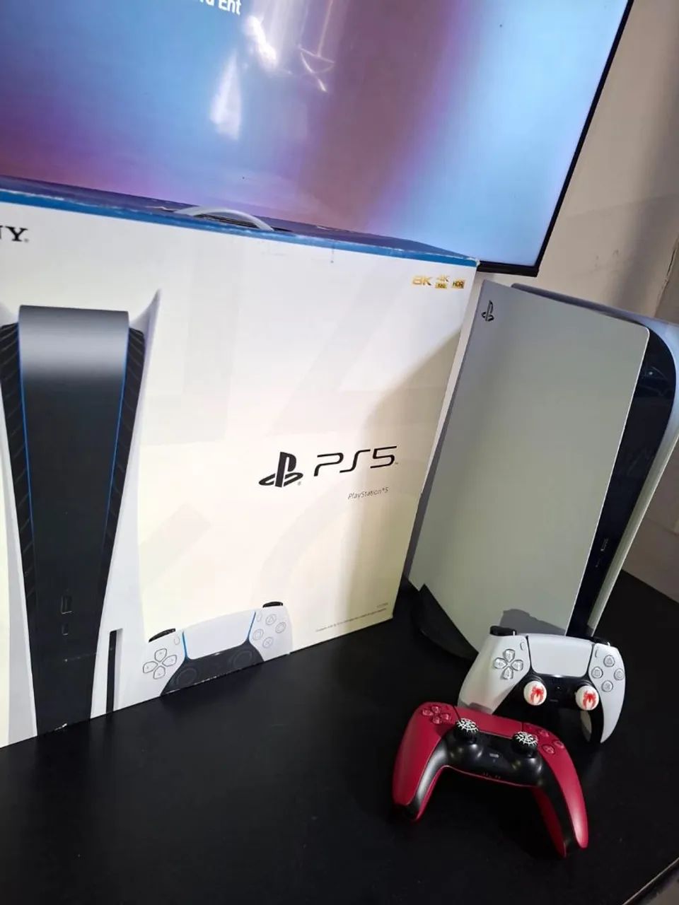 PS5 1TB com 2 controles e leitor de mídia física.