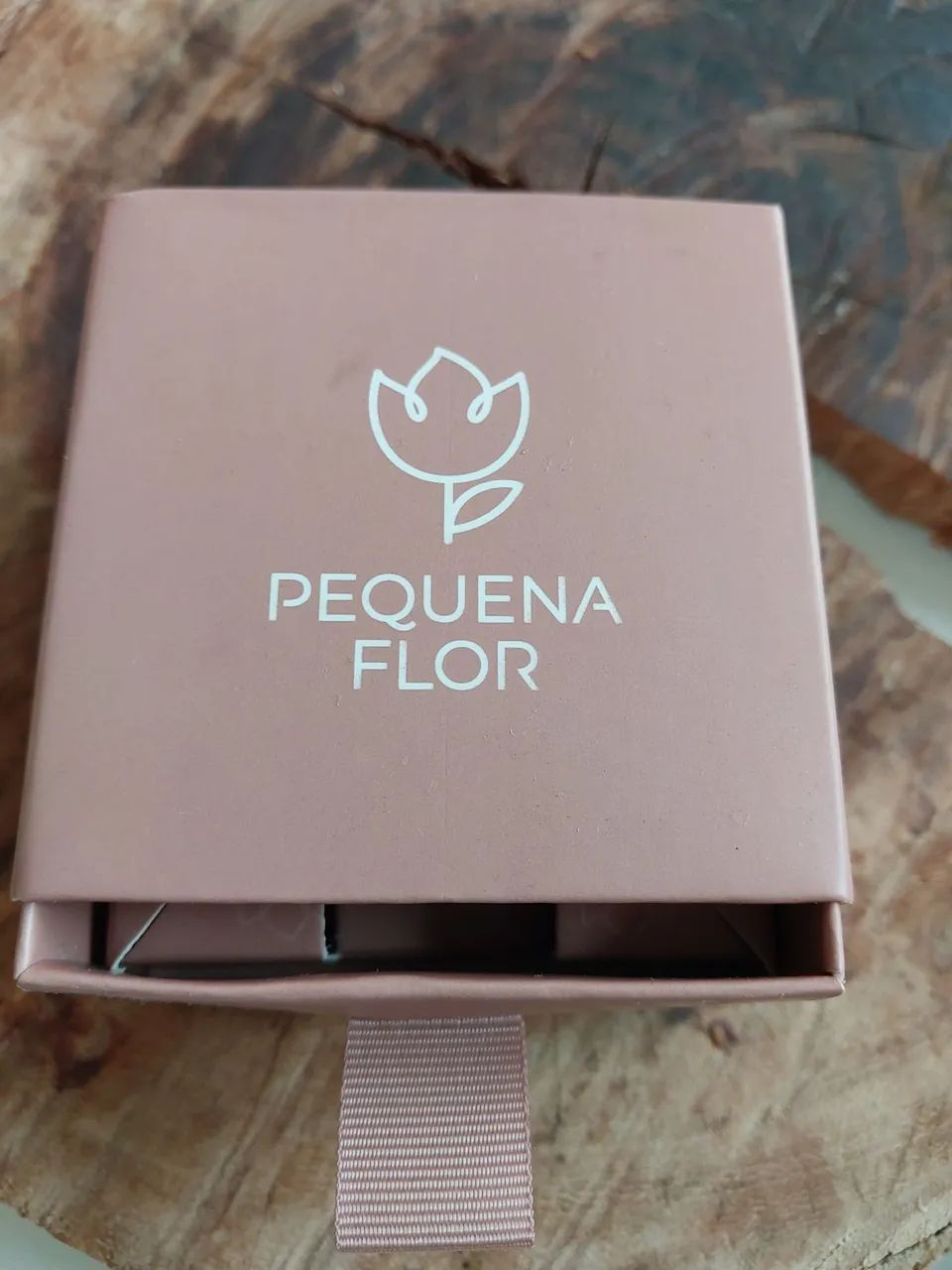 Brinco pequeno novo marca Pequena Flor - com caixa - Foto 3