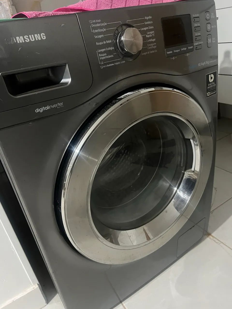 Máquina lava e seca Samsung (com defeito) vazando água 