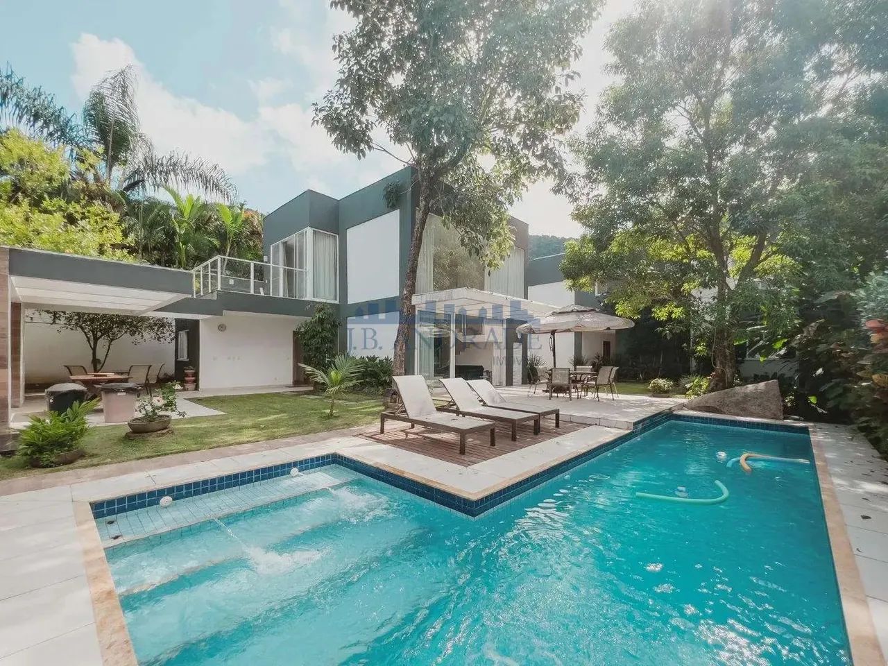 Magnífica casa em estilo contemporâneo com 986m² de terreno e 630m² no Itanhangá 1