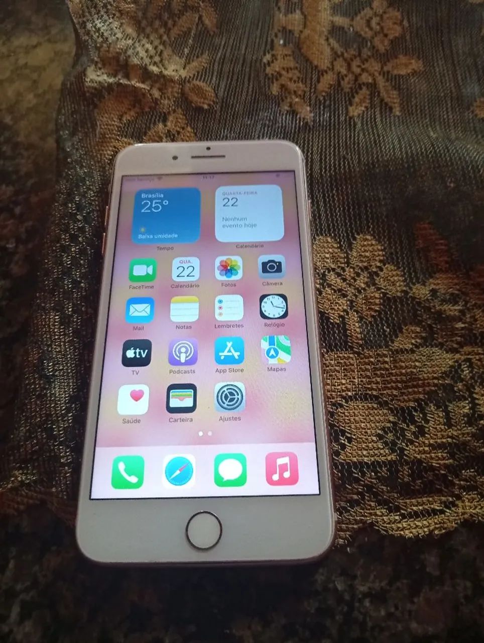 Vendo iPhone 8 plus mais tá sem carregador, tá pegando normal 