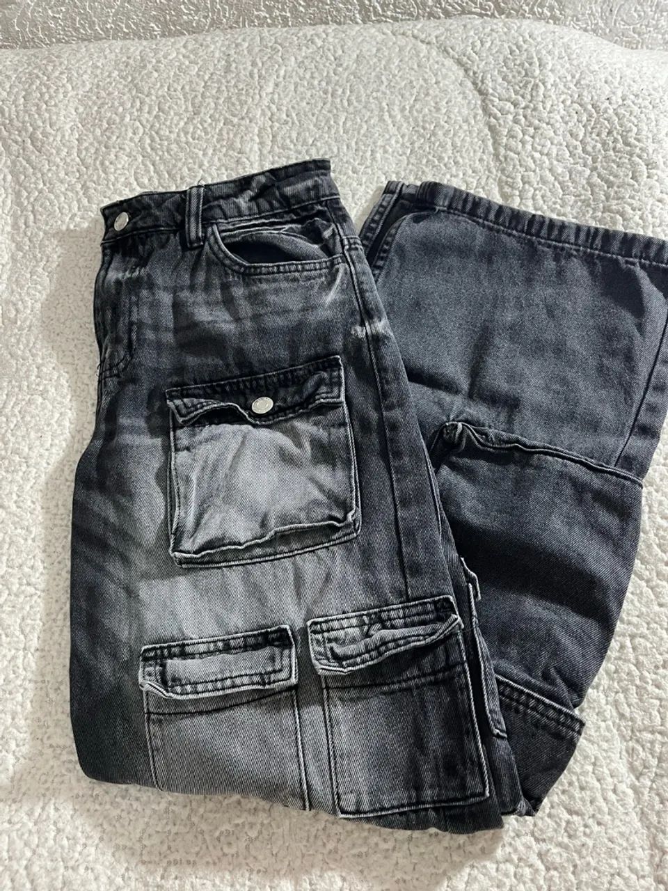 Calça cargo jeans cinza da Bershka 
