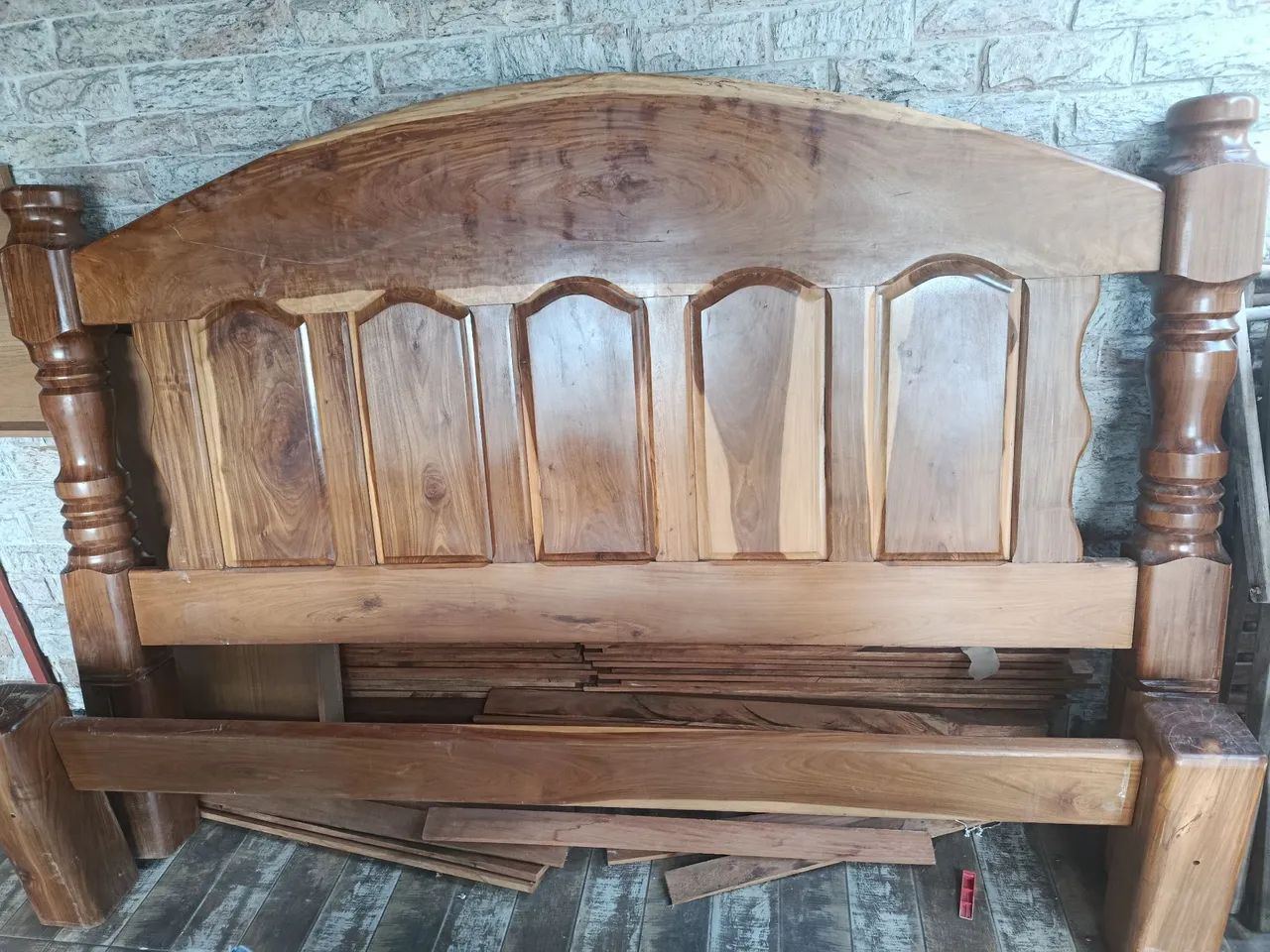 Vendo cama super King de madeira Ypê 