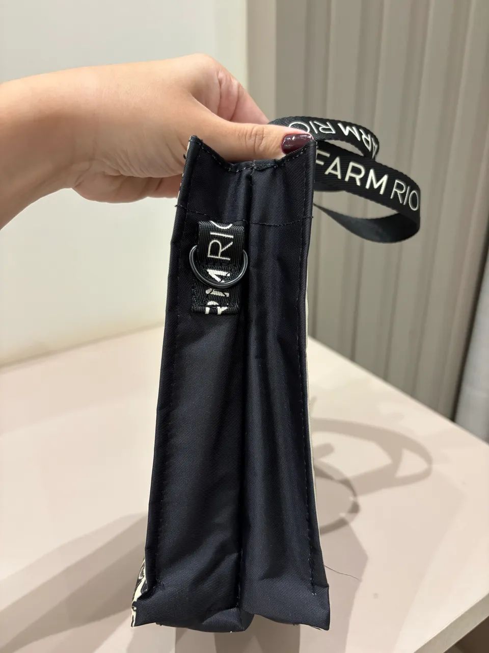 Bolsa Mimo Farm Rio - Preto e Branco  - Foto 5