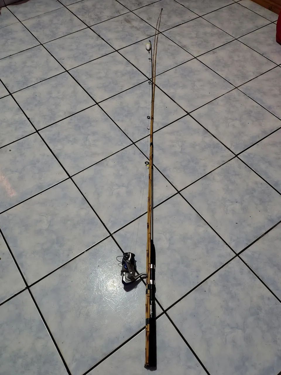 Vara de pesca com duas varinhas. - Foto 2