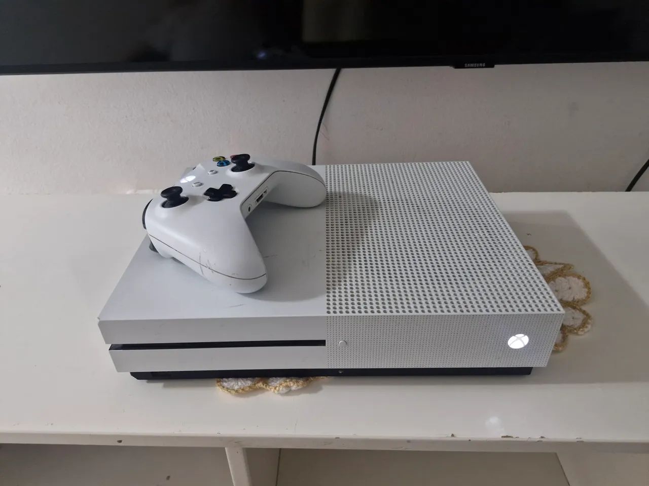 Microsoft Xbox One 1Tb Standard cor Branco com controle original 