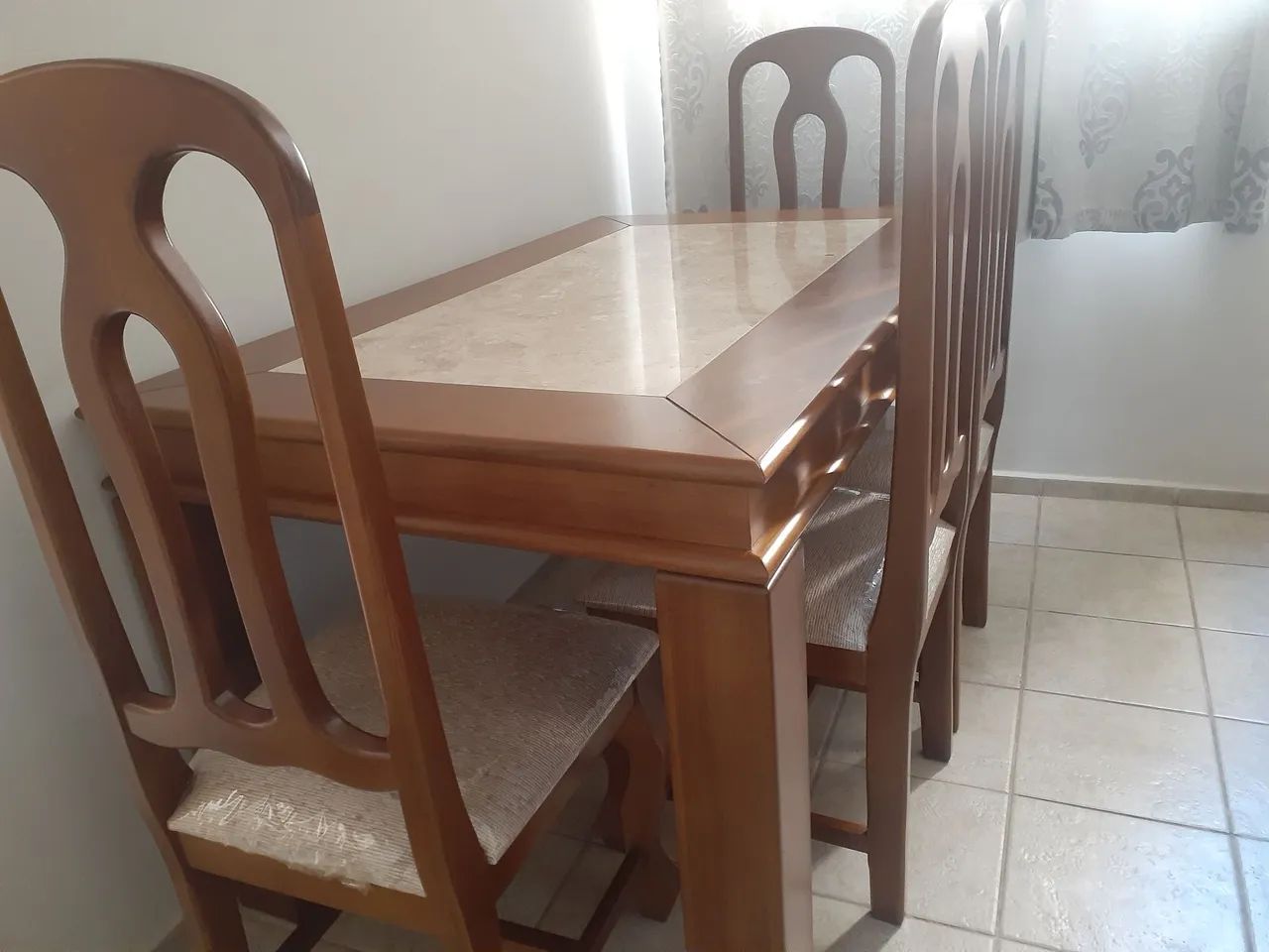 Mesa de 4 cadeiras semi nova - Foto 3