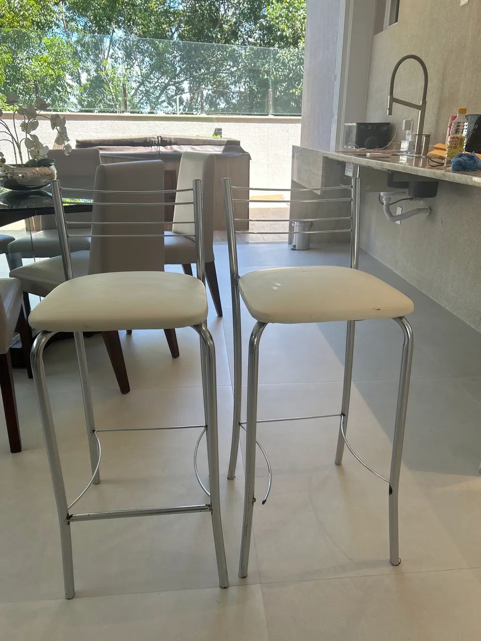 Conjunto de cadeiras tipo banqueta