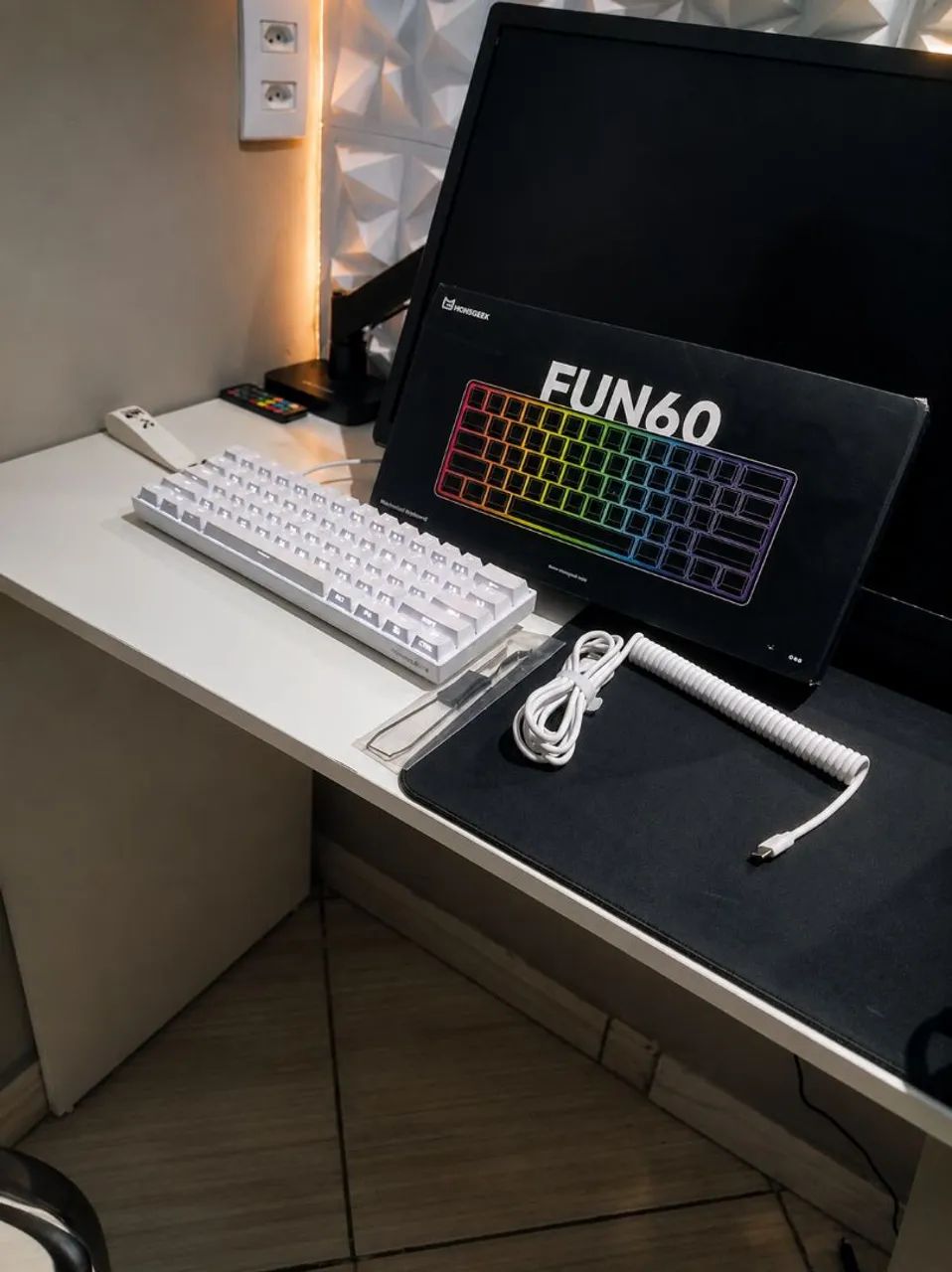 TECLADO MAGNÉTICO + CABO ENCARACOLADO 