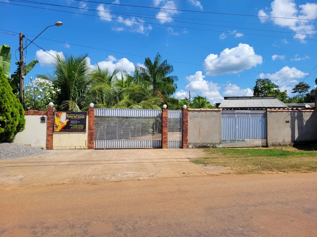 Casa ampla com 3 quartos sendo 1 suíte e com espaço para eventos no bairro Bonsucesso em R - Foto 2
