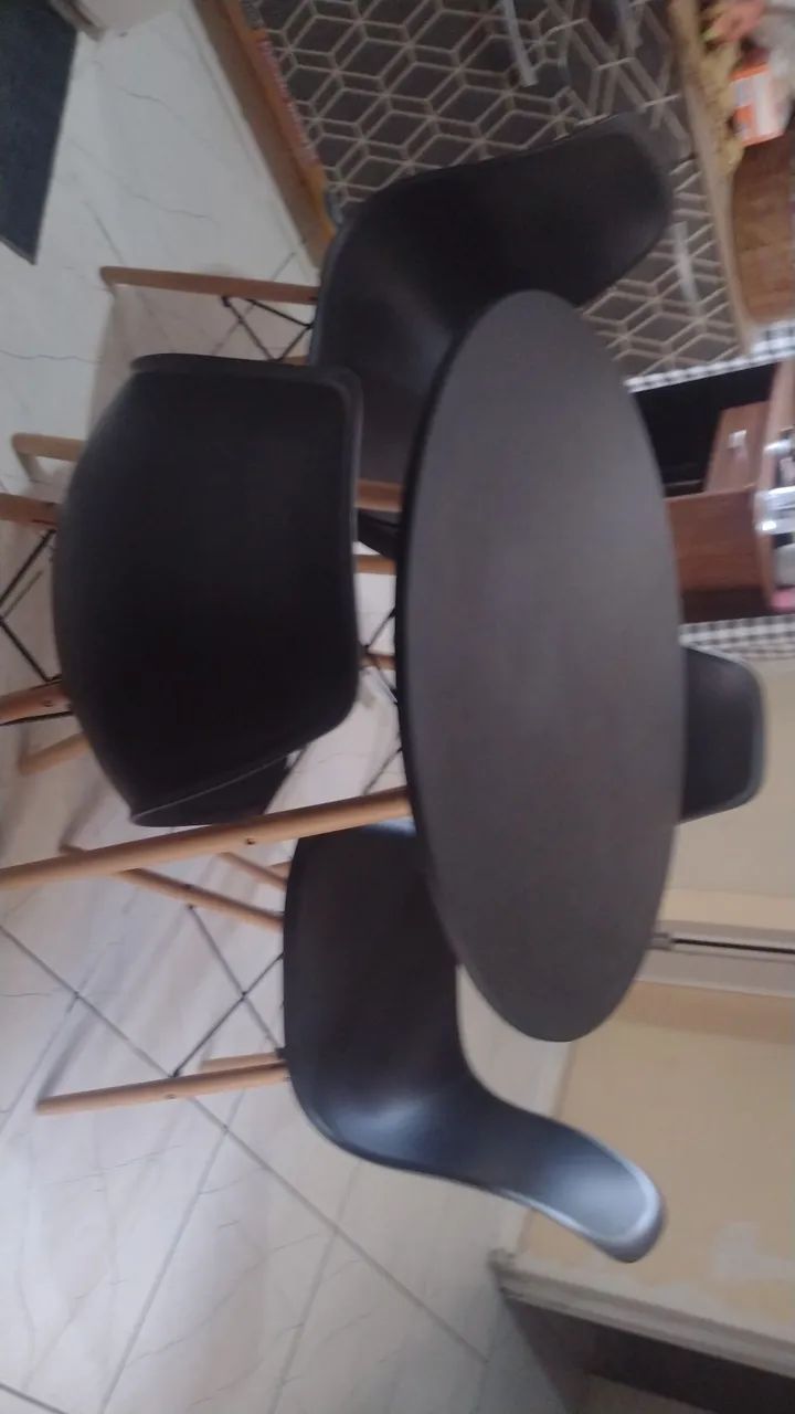 Conjunto de mesa com cadeiras 