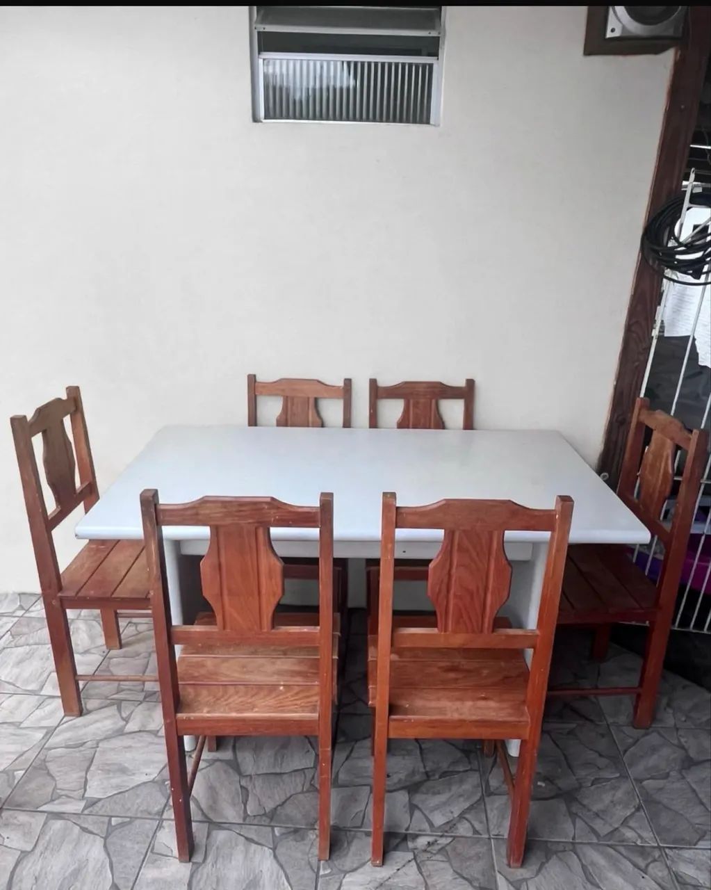 Mesa de madeira maciça com 6 cadeiras  - Foto 2