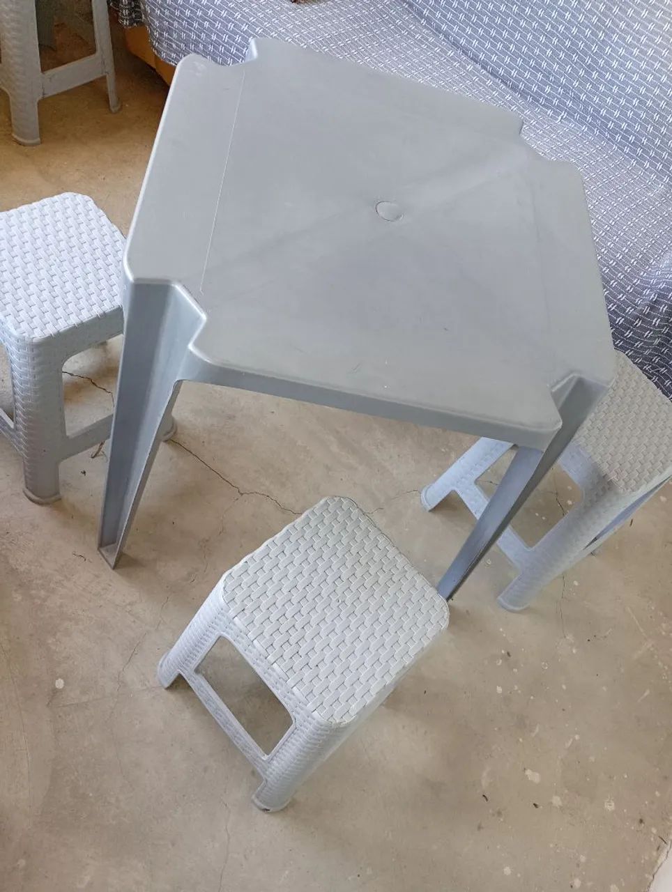 Mesa e banquetas 