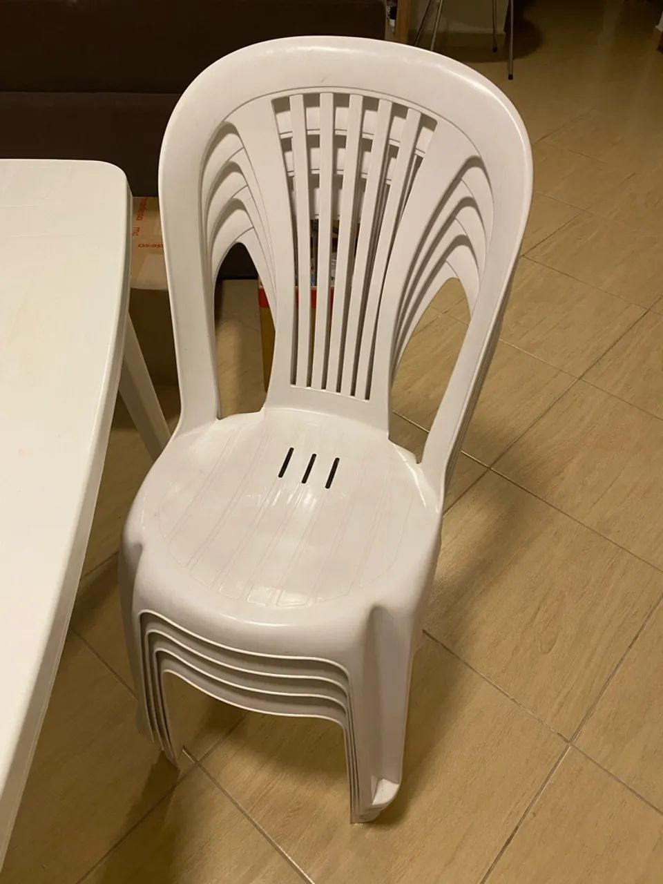 2 mesas plástico + 6 cadeiras - Foto 4