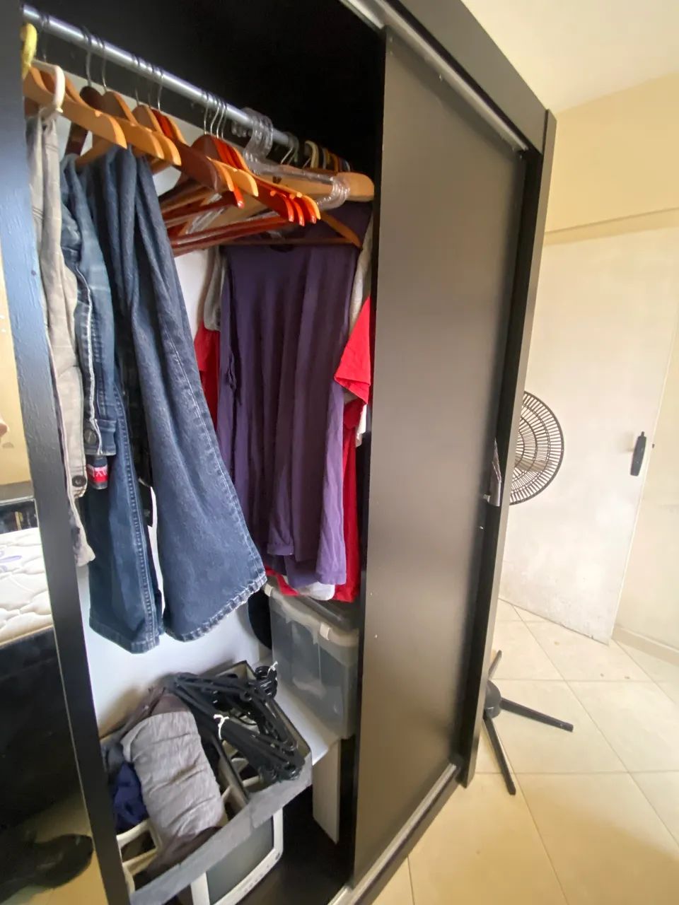Guarda roupa preto com espelhos  - Foto 3