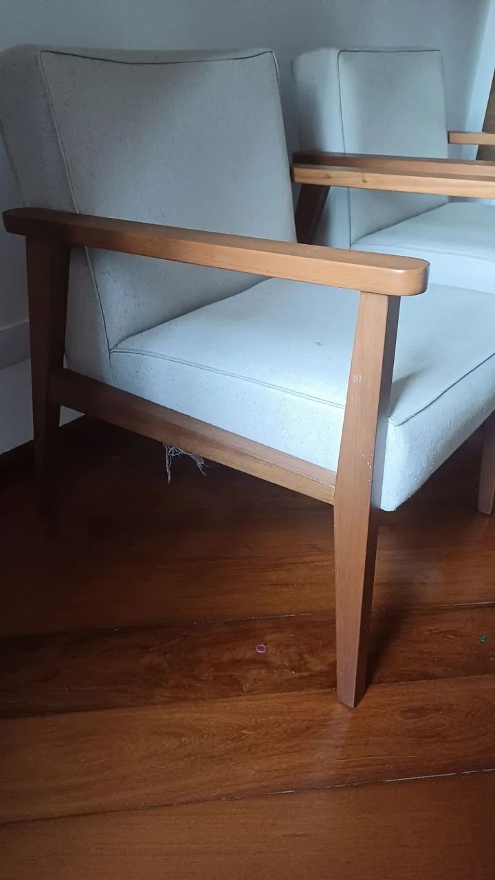 2 poltronas de madeira com estofado - Foto 2