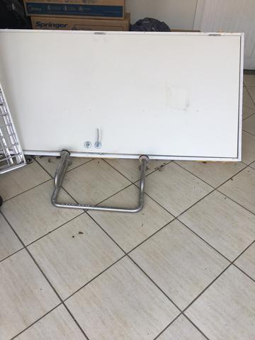 Porta madeira para cadeirante com suporte metálico