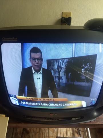 Vendo TVs tubo c/ suporte e conversor - Foto 4