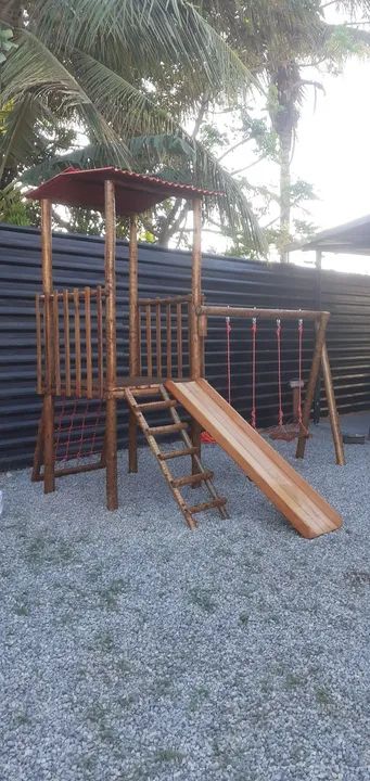 Playground de madeira com balanço e escorregador - Foto 4