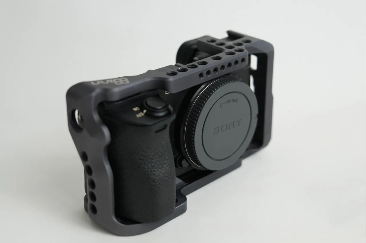 Sony Alpha A6500 com Cage SmallRig, 4 baterias, carregador duplo e Dummy