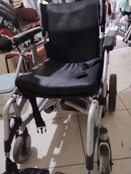 Cadeira de roda motorizada Dellamed D1000 dobrável  - Foto 2