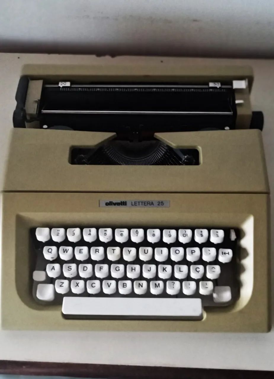 Máquina de escrever manual, vintage Olivetti Lettera 25 com maleta de transporte original