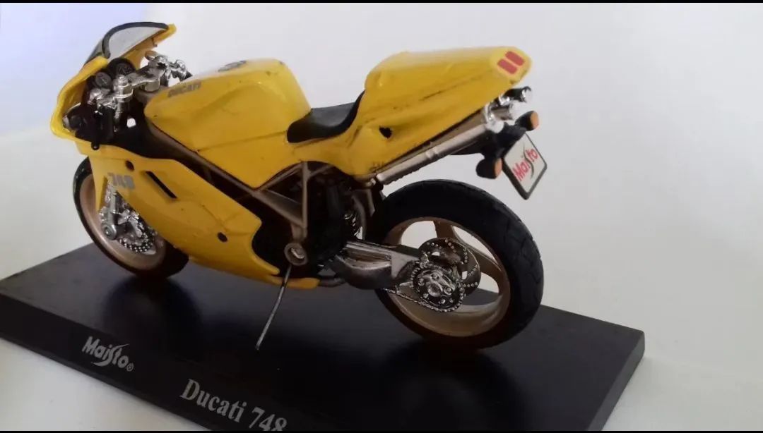 Miniatura Ducati 748 - Colecionador - Foto 3