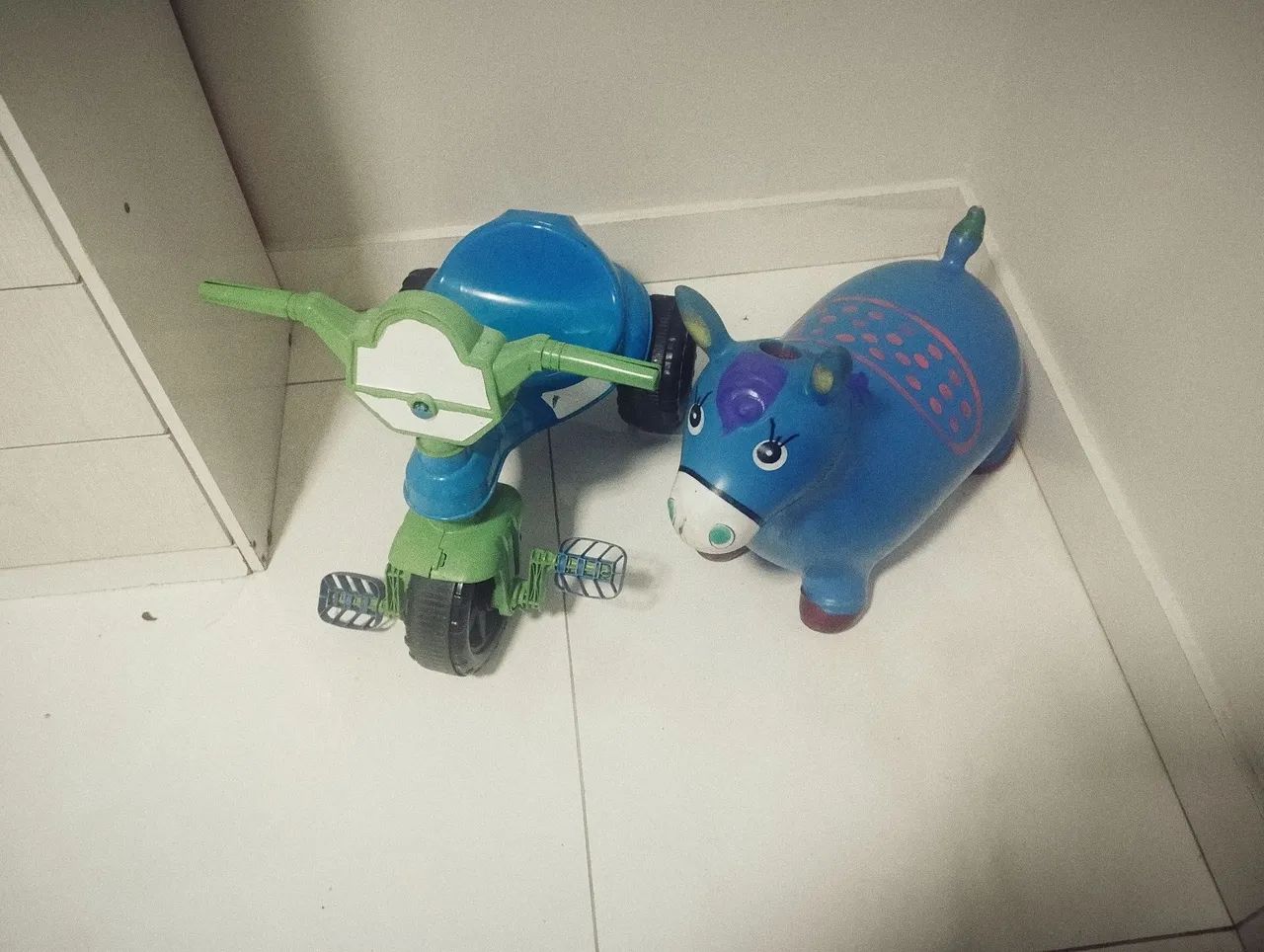 Brinquedos infantis - Triciclo e cavalinho de mola