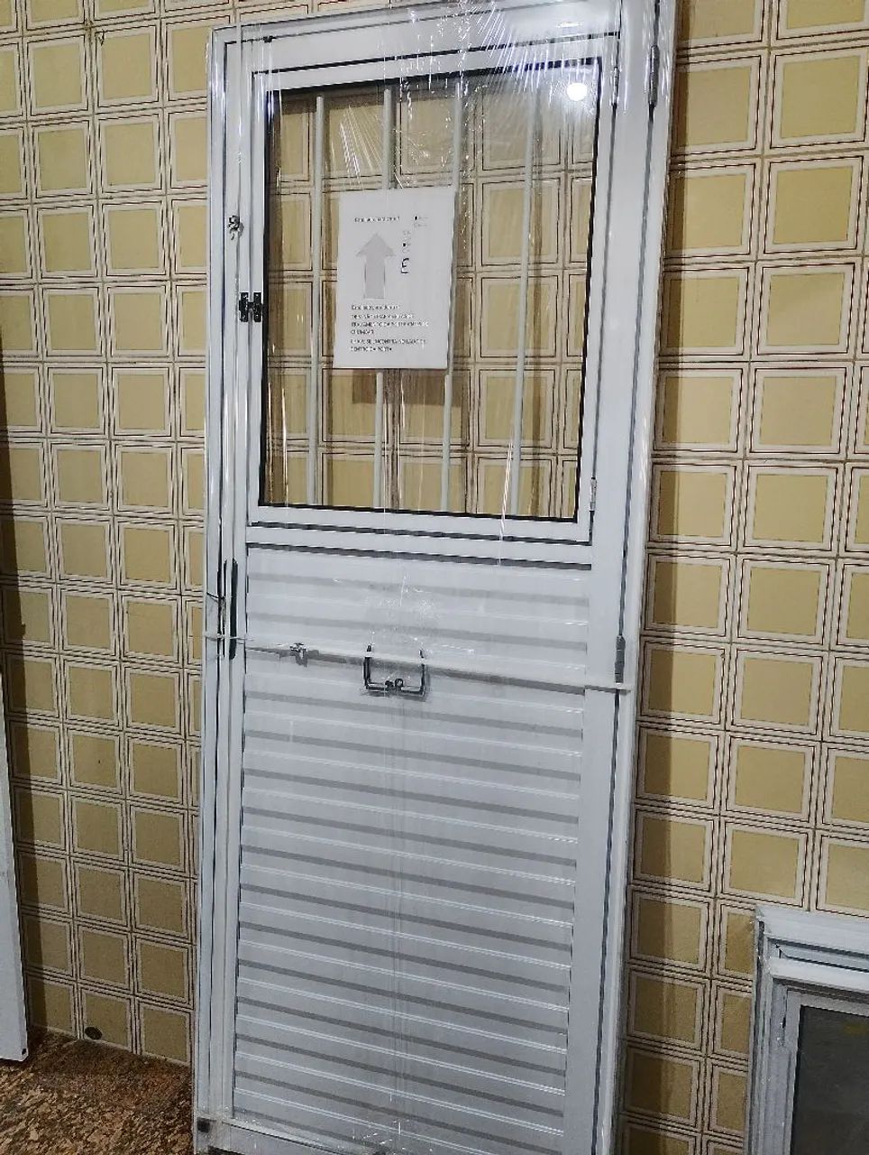 Imperdível - Porta alumínio branco 70cm ou 80cm com janelinha e grade - Foto 3