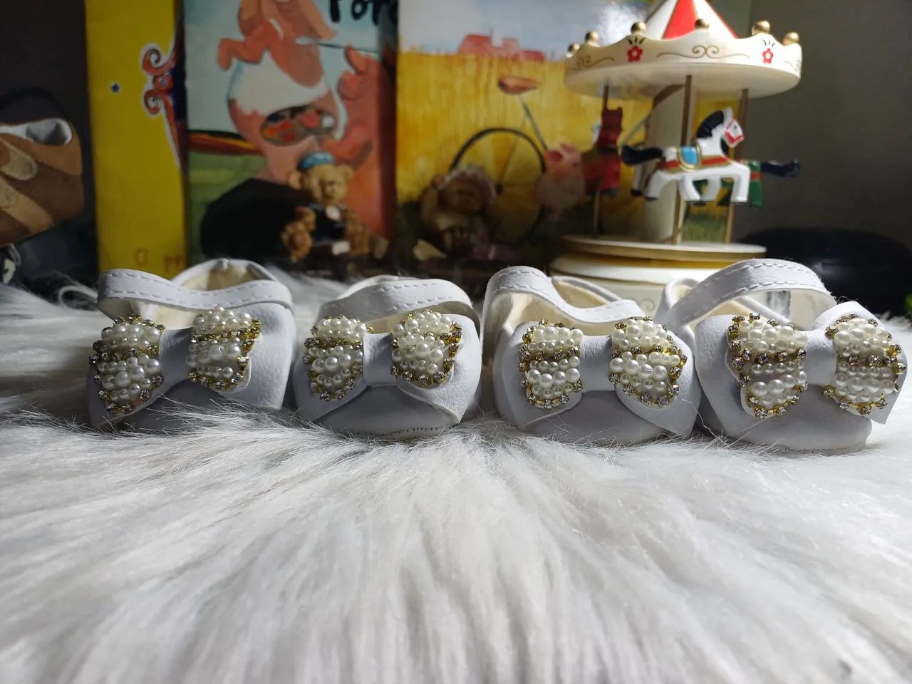 2 sapatinhos de bebê branco c/ pedraria menina gêmeas,  tam.1, seminovos.  - Foto 3