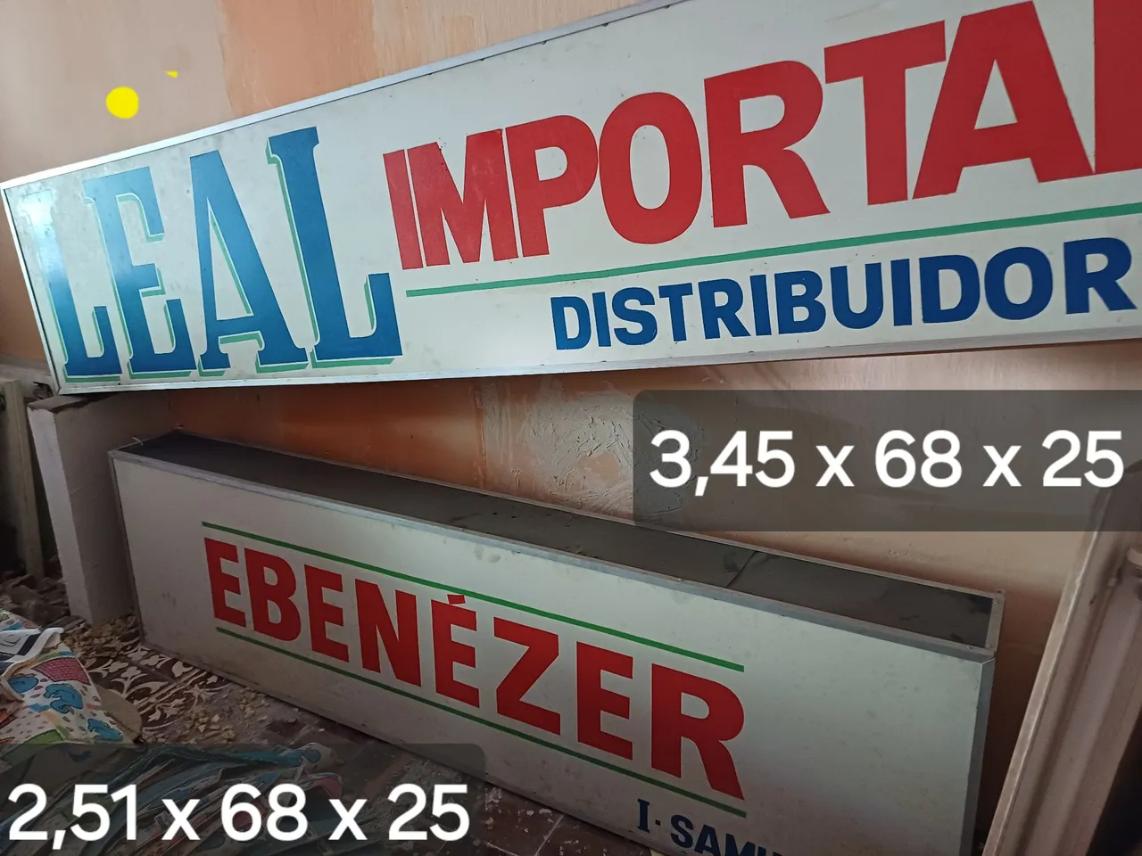 Placa luminosa dois lados de alumínio e lâmpadas internas
