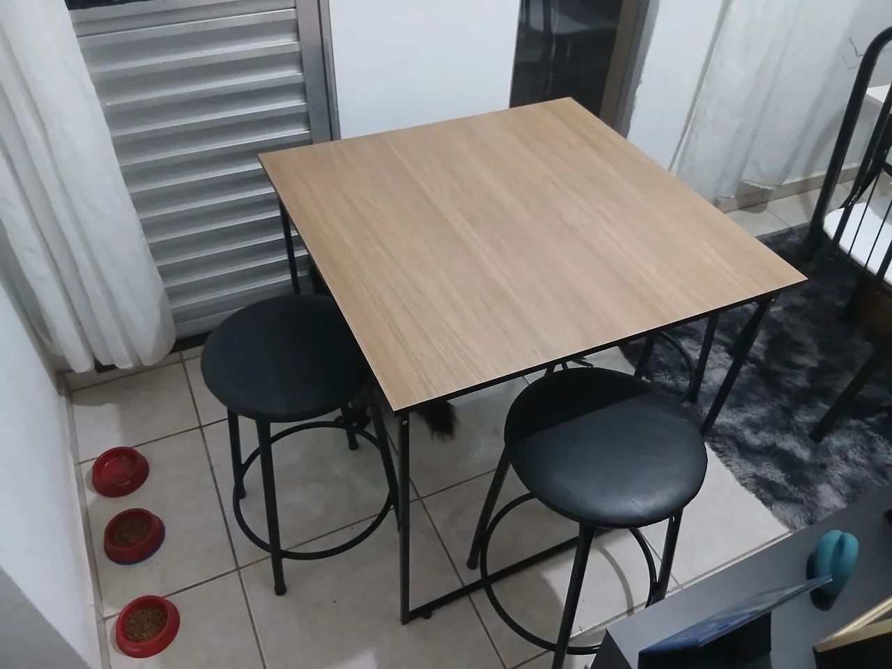 Selling dining table with 4 stools64341727786881120