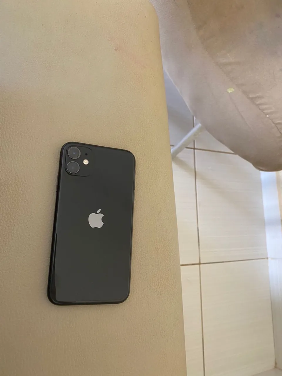 IPHONE 11 64 GB, bem conservado.